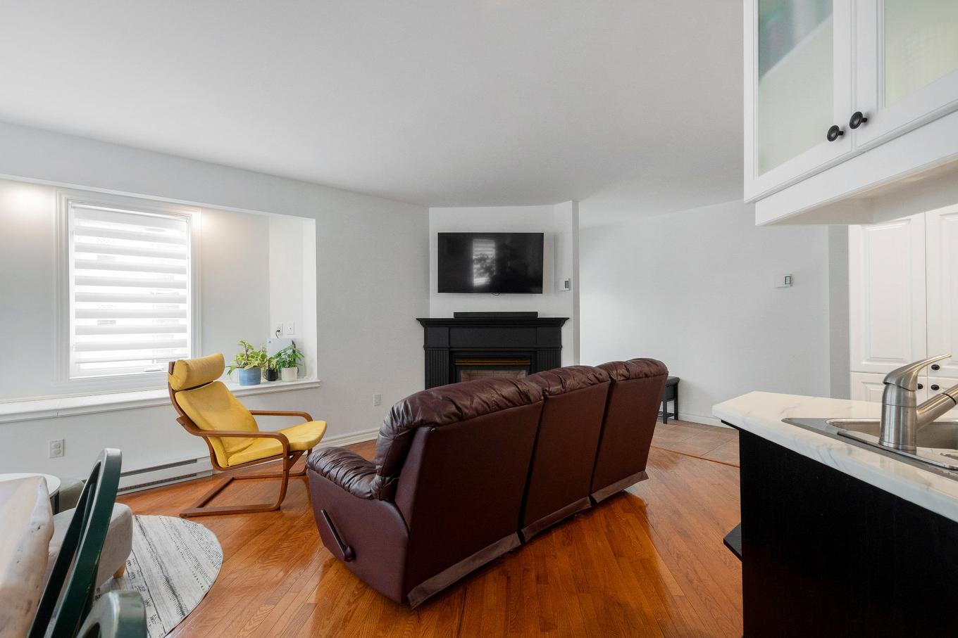 Living room - 1168 Rue Notre-Dame-De-Fatima, Laval (Pont-Viau), QC - Indoor With Fireplace