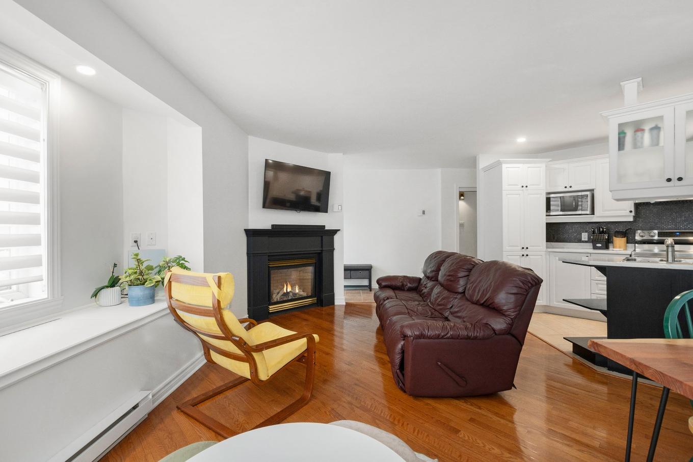 Living room - 1168 Rue Notre-Dame-De-Fatima, Laval (Pont-Viau), QC - Indoor Photo Showing Living Room With Fireplace