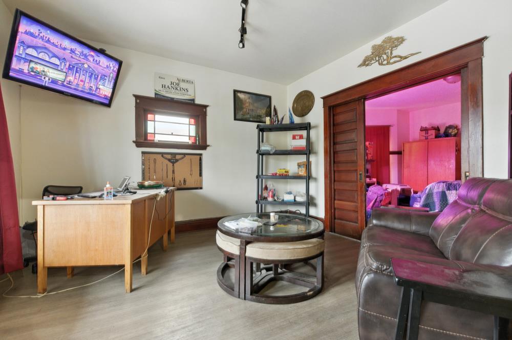 10256 95 St, Edmonton, AB - Indoor