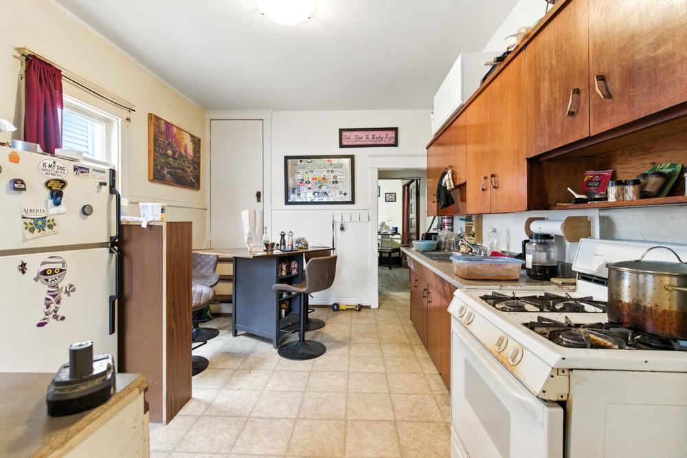 10256 95 St, Edmonton, AB - Indoor Photo Showing Kitchen
