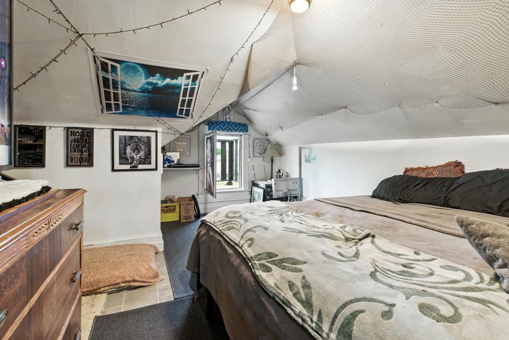 10256 95 St, Edmonton, AB - Indoor Photo Showing Bedroom