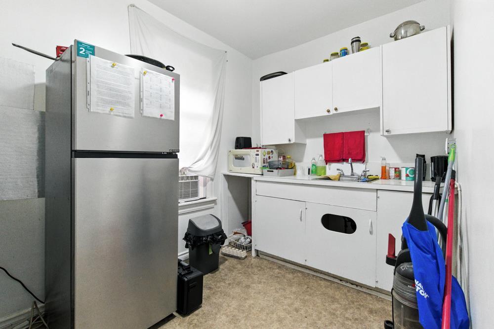 10260 95 St, Edmonton, AB - Indoor Photo Showing Kitchen