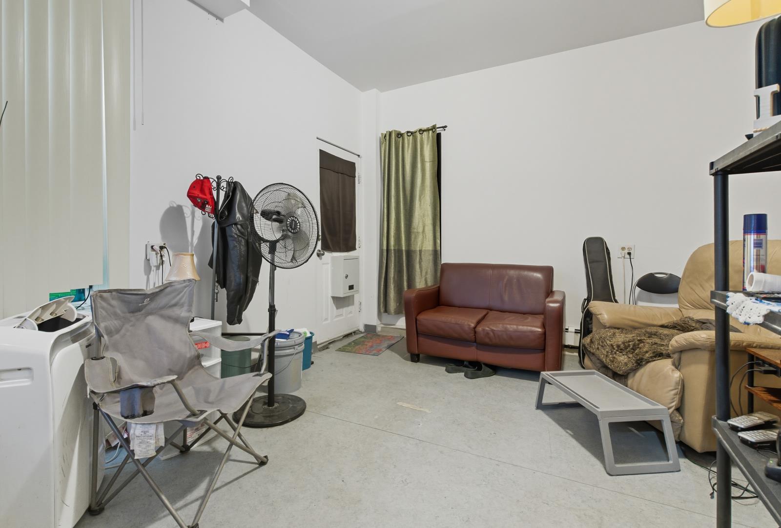 10665 96 St Nw, Edmonton, AB - Indoor