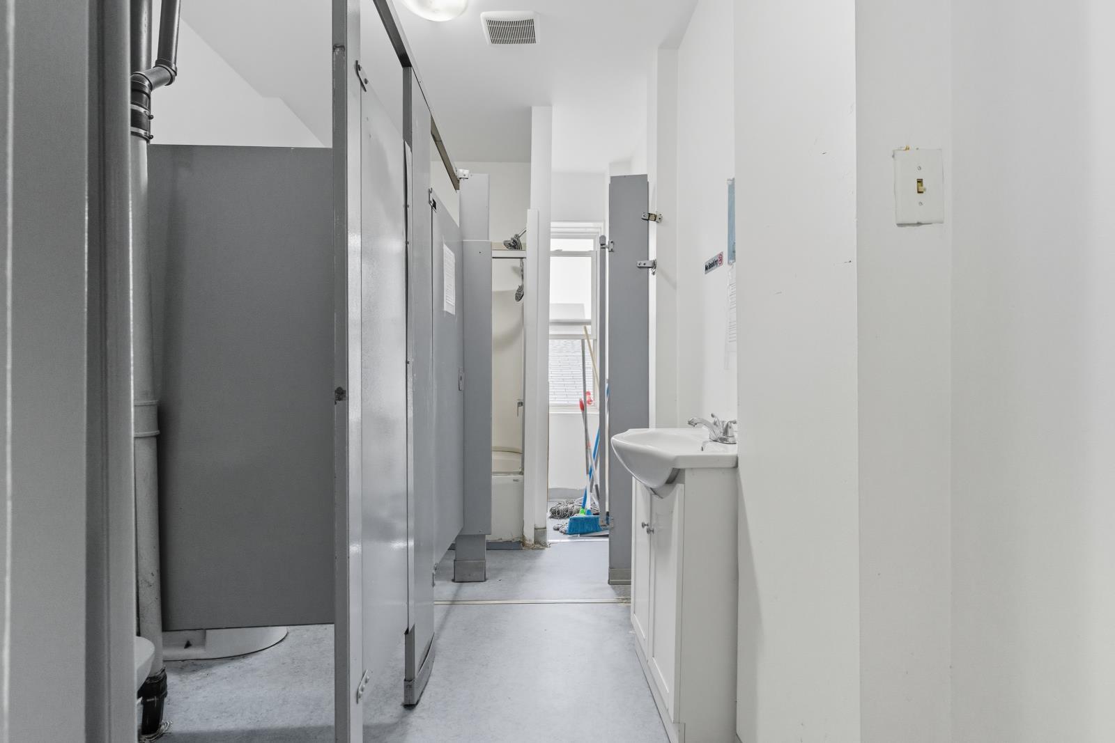 10665 96 St Nw, Edmonton, AB - Indoor