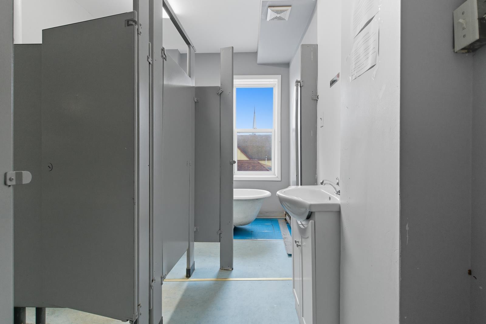 10665 96 St Nw, Edmonton, AB - Indoor