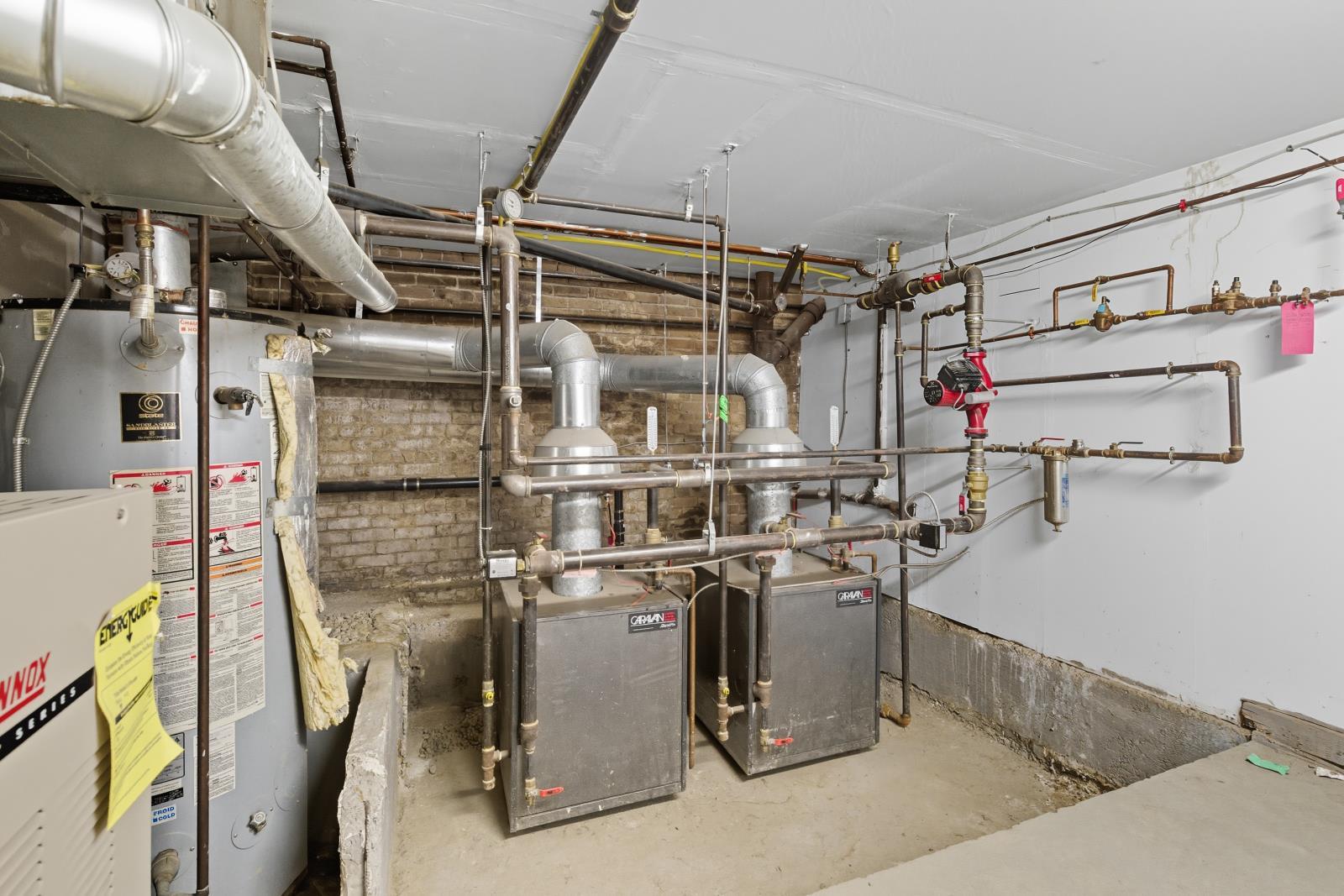 10665 96 St Nw, Edmonton, AB - Indoor