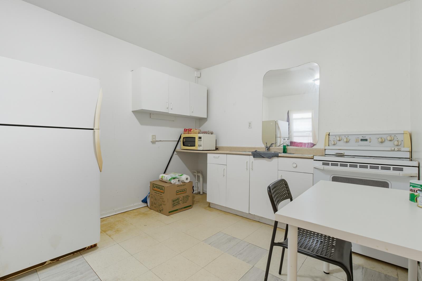 9519 103 Avenue, Edmonton, AB - Indoor Photo Showing Kitchen
