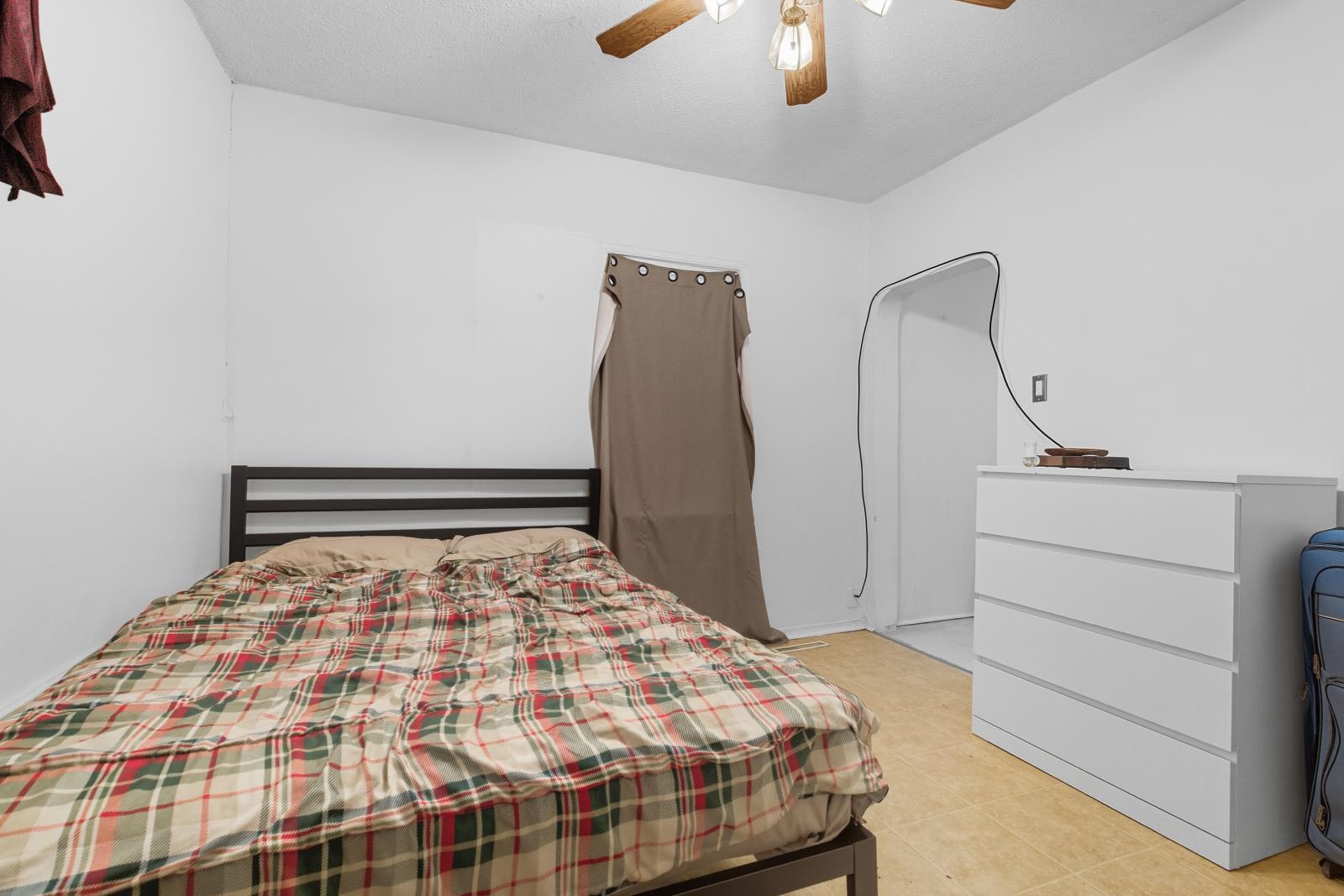9519 103 Avenue, Edmonton, AB - Indoor Photo Showing Bedroom