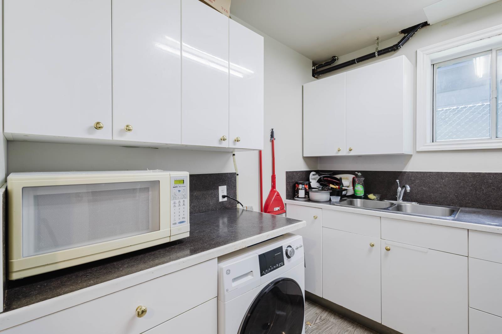 8504 98 Street, Edmonton, AB - Indoor Photo Showing Laundry Room