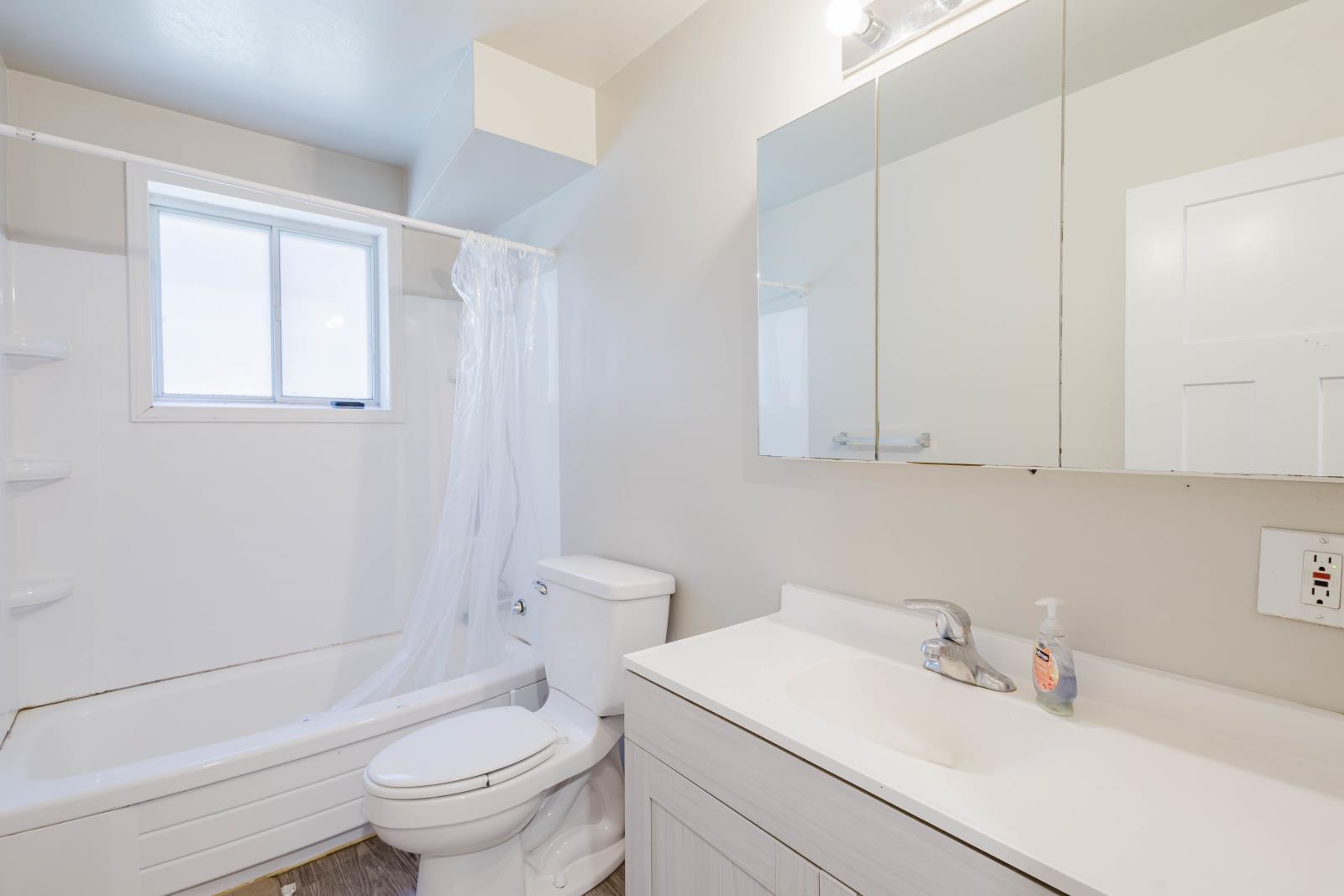 8504 98 Street, Edmonton, AB - Indoor Photo Showing Bathroom