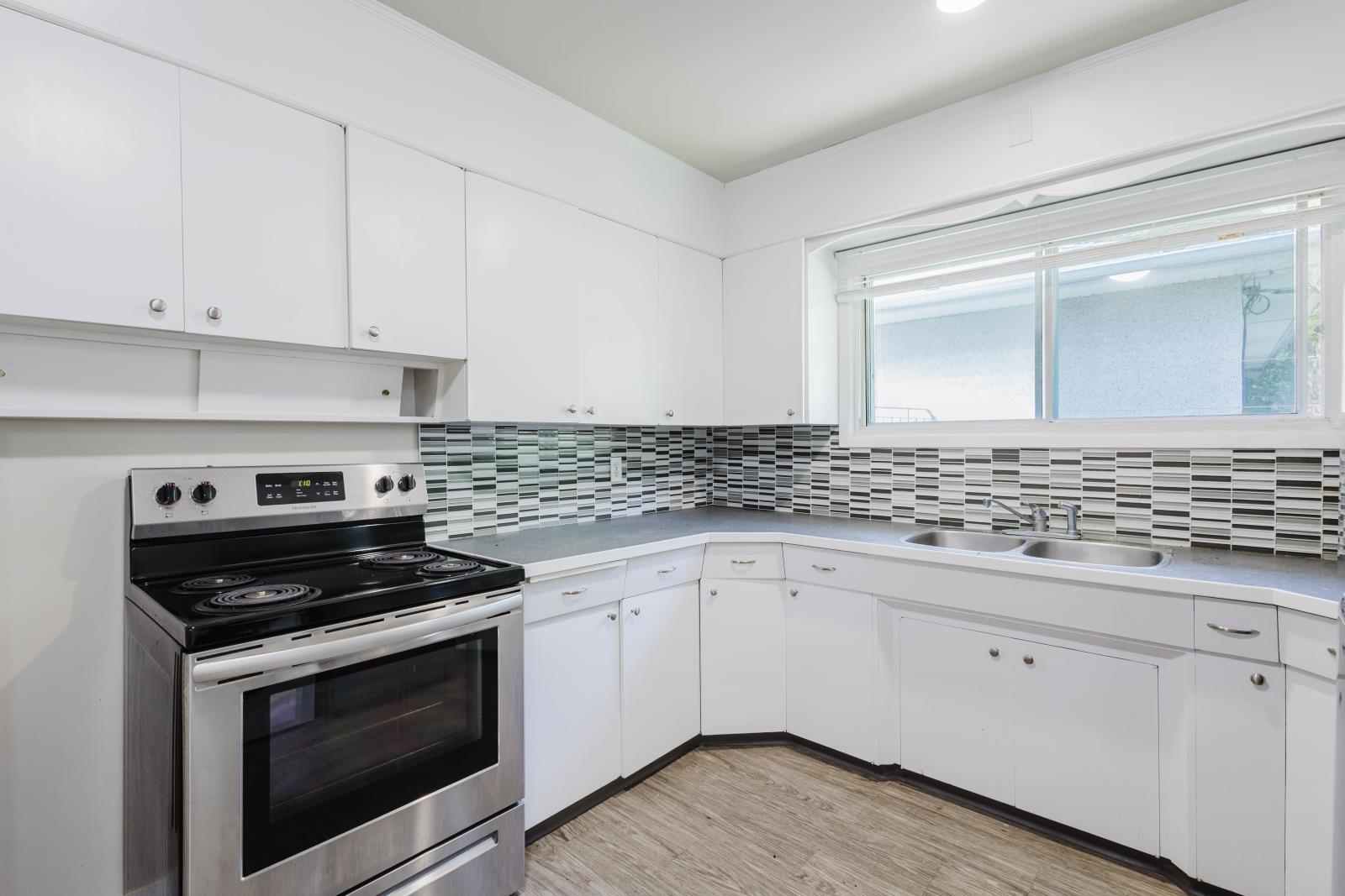 8504 98 Street, Edmonton, AB - Indoor Photo Showing Kitchen With Double Sink With Upgraded Kitchen