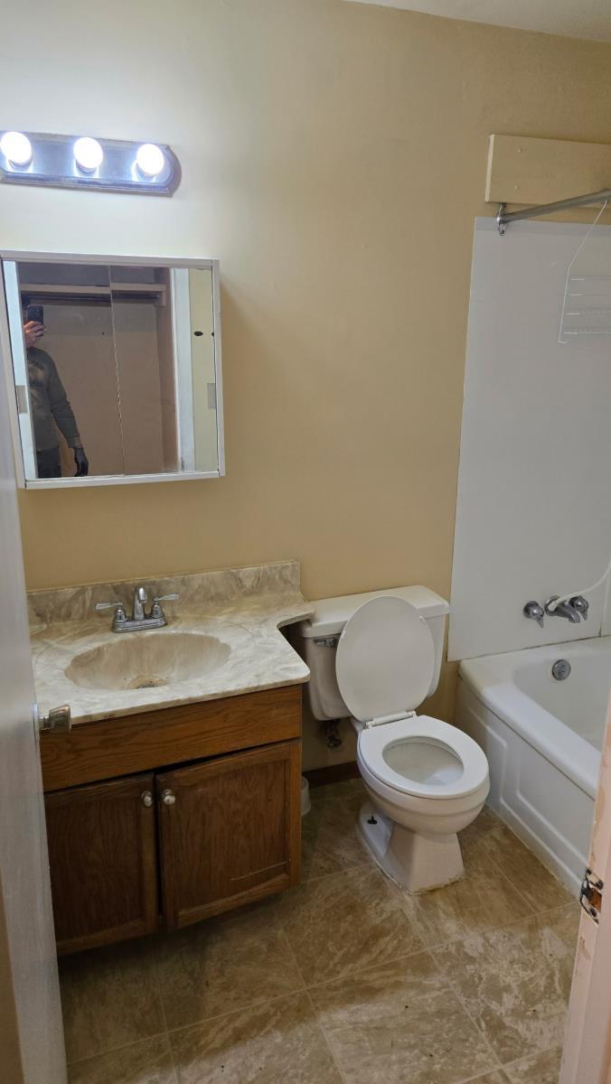 10310 100 Avenue, Fort Saskatchewan, AB - Indoor Photo Showing Bathroom