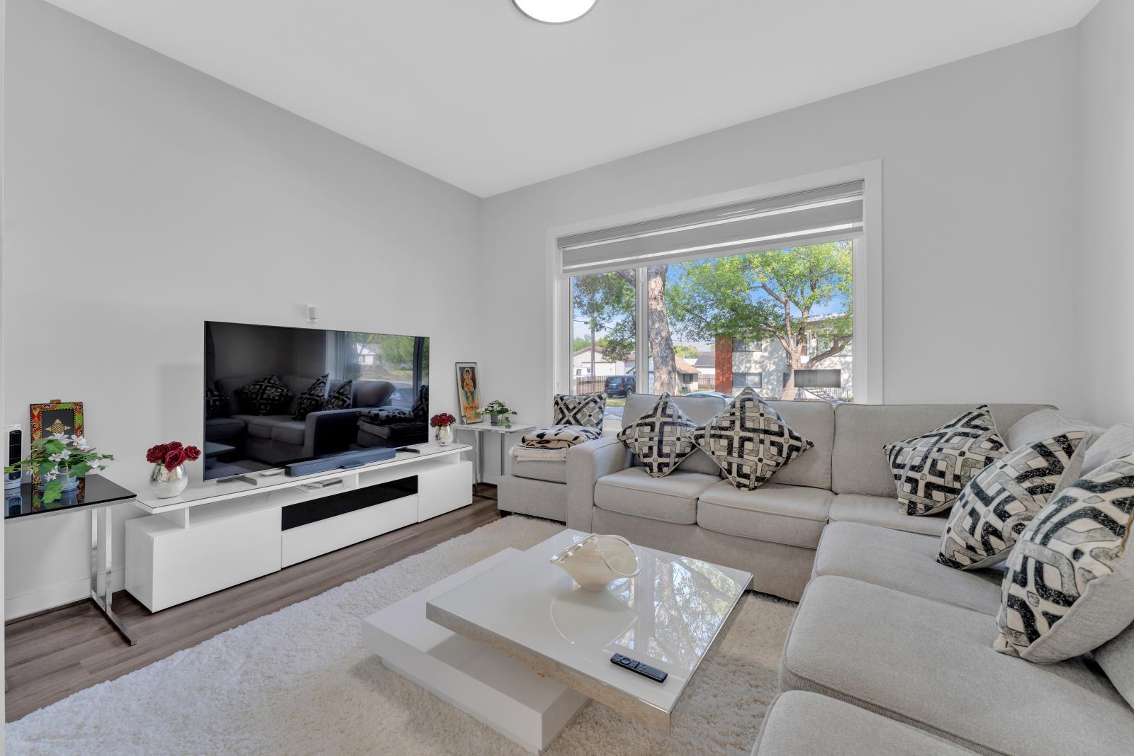 7903 122 Avenue, Edmonton, AB - Indoor Photo Showing Living Room