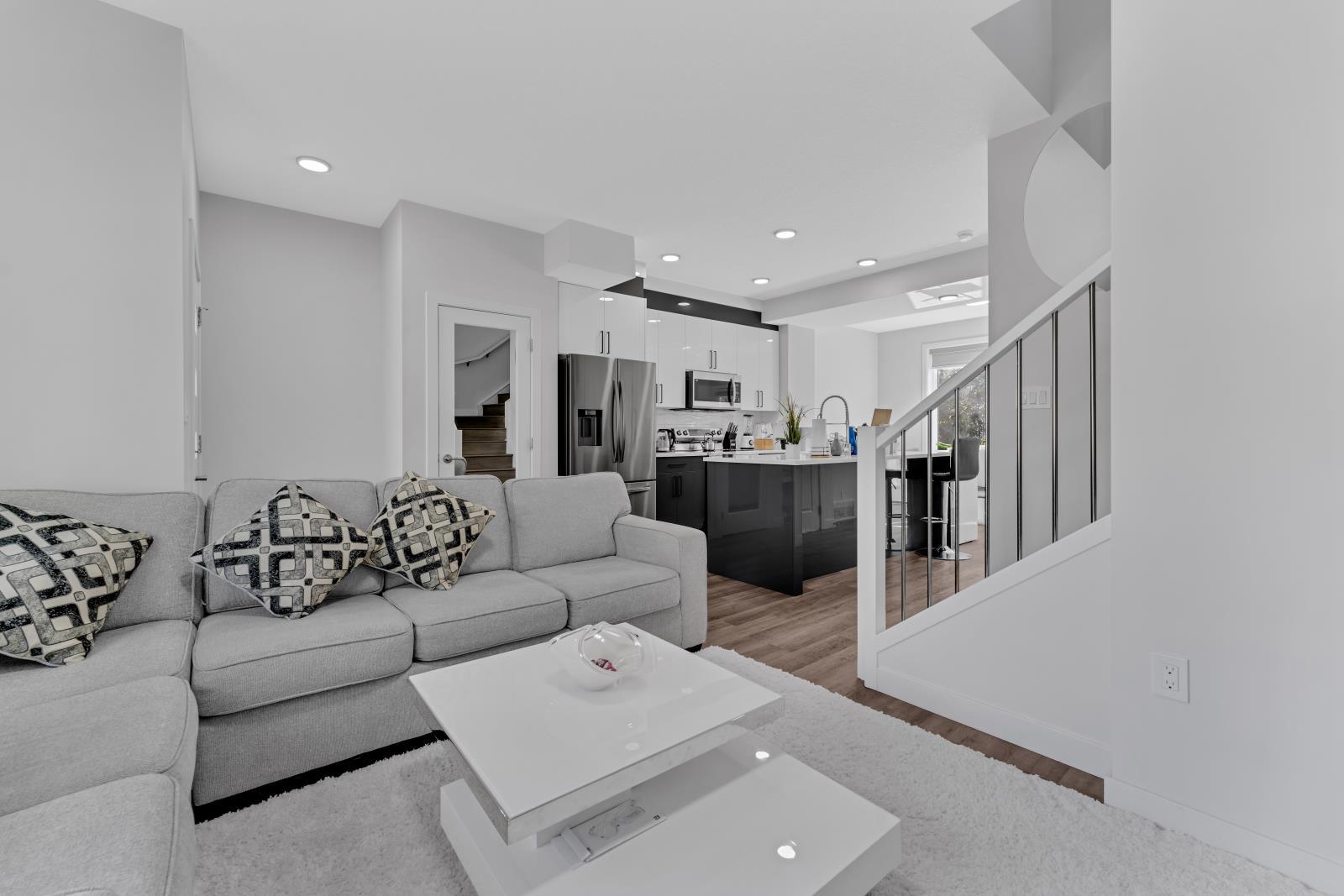 7903 122 Avenue, Edmonton, AB - Indoor Photo Showing Living Room