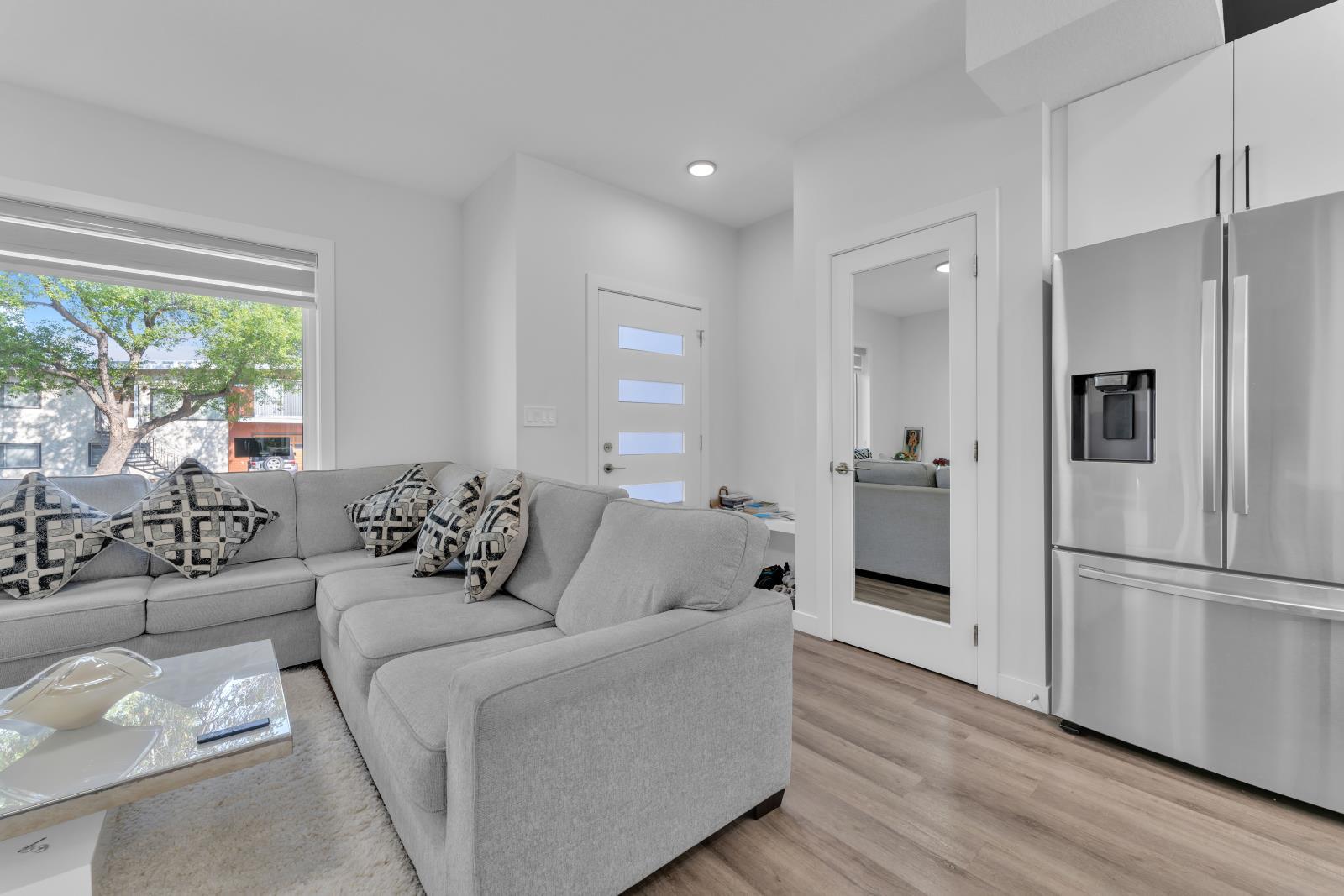 7903 122 Avenue, Edmonton, AB - Indoor Photo Showing Living Room