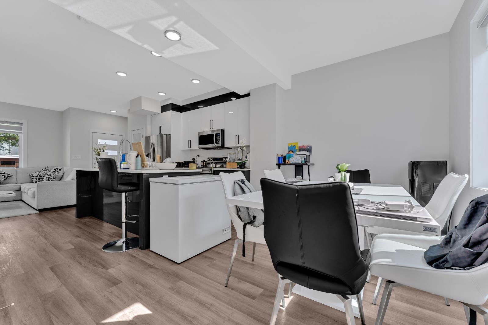 7903 122 Avenue, Edmonton, AB - Indoor