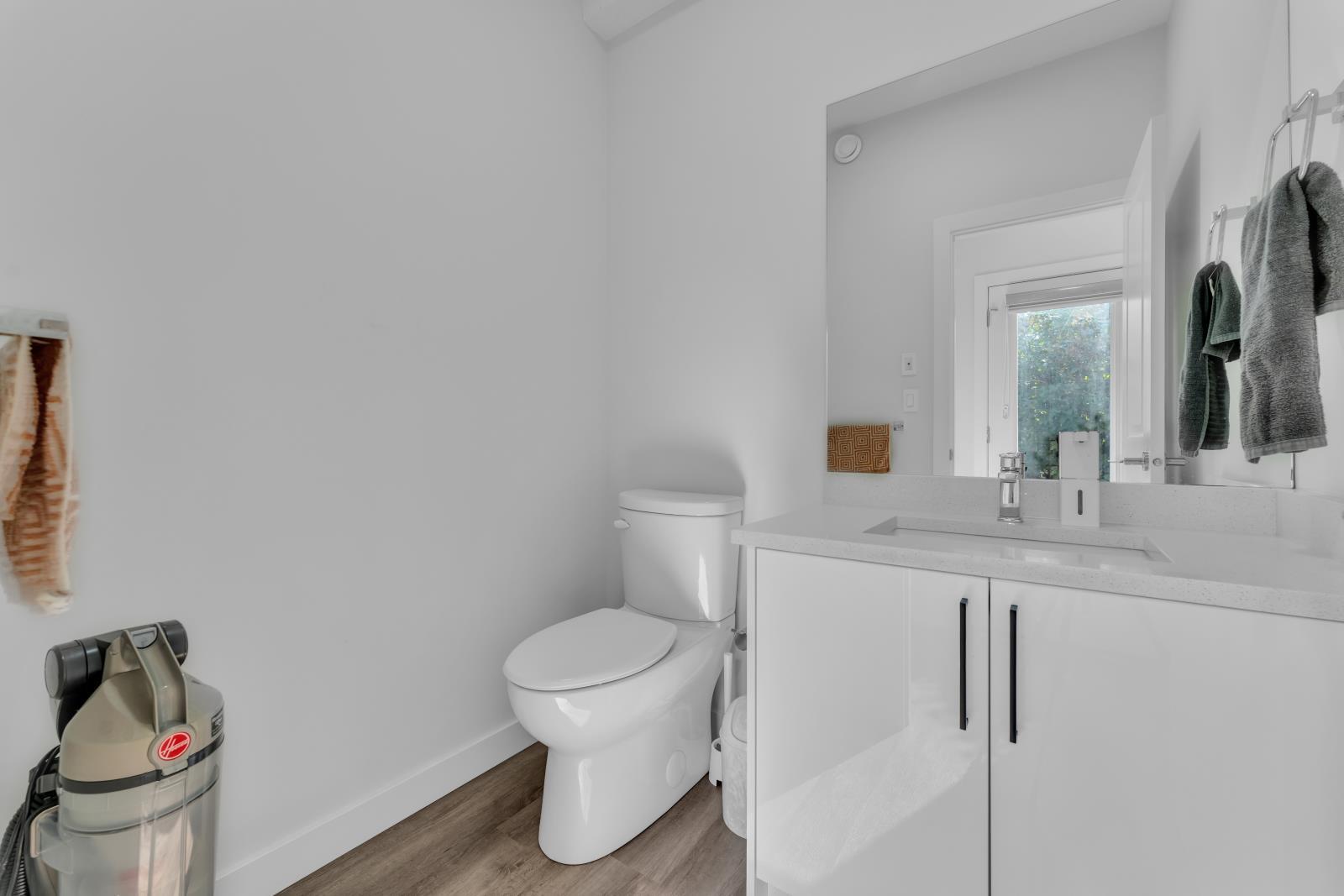 7903 122 Avenue, Edmonton, AB - Indoor Photo Showing Bathroom