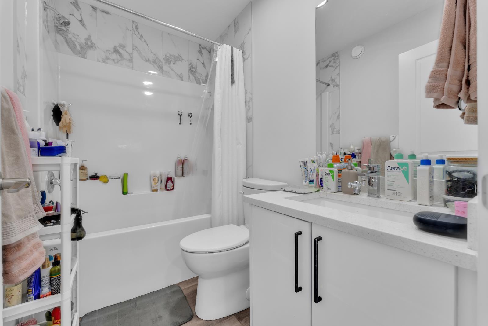 7903 122 Avenue, Edmonton, AB - Indoor Photo Showing Bathroom