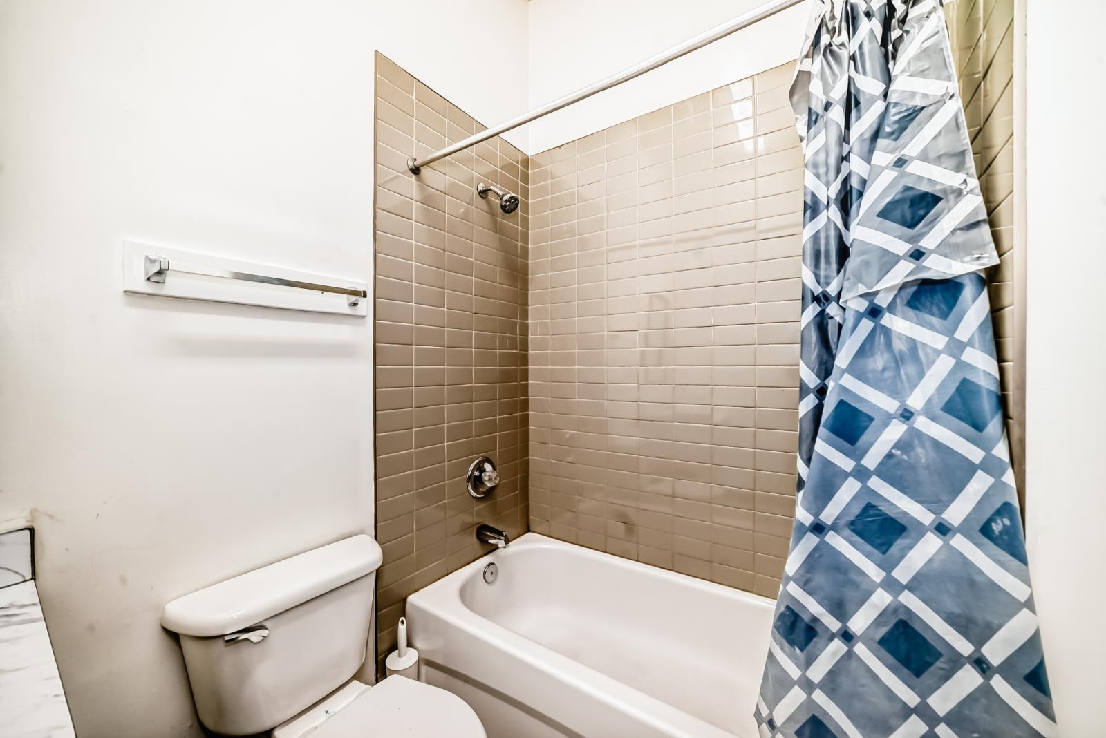 10732 96 Street, Edmonton, AB - Indoor Photo Showing Bathroom