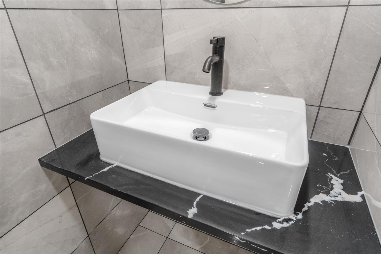 10041 81 Ave Nw, Edmonton, AB