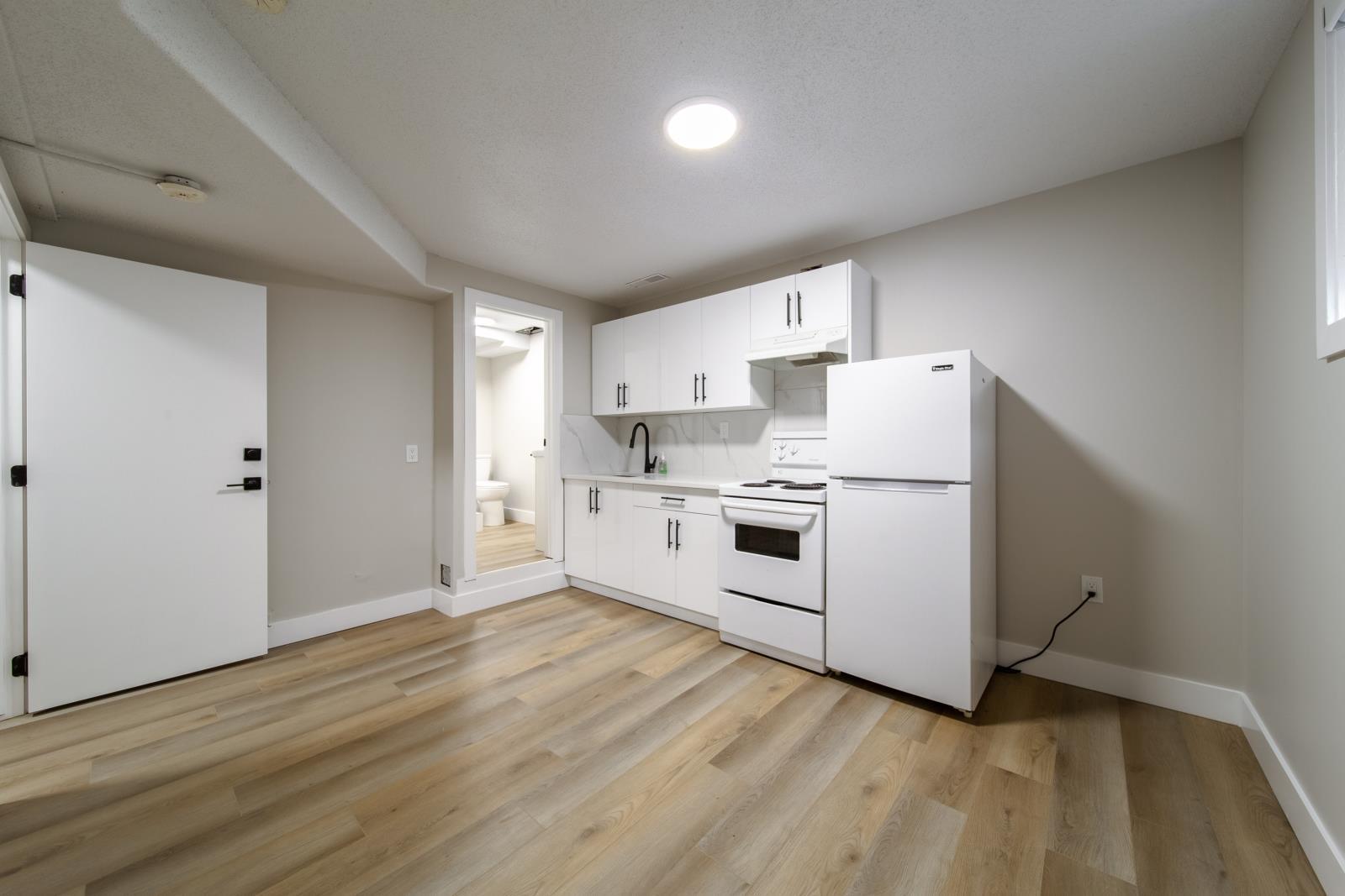 6418 132 Avenue, Edmonton, AB - Indoor Photo Showing Kitchen