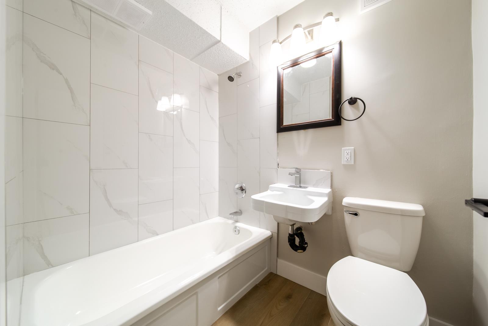 6418 132 Avenue, Edmonton, AB - Indoor Photo Showing Bathroom
