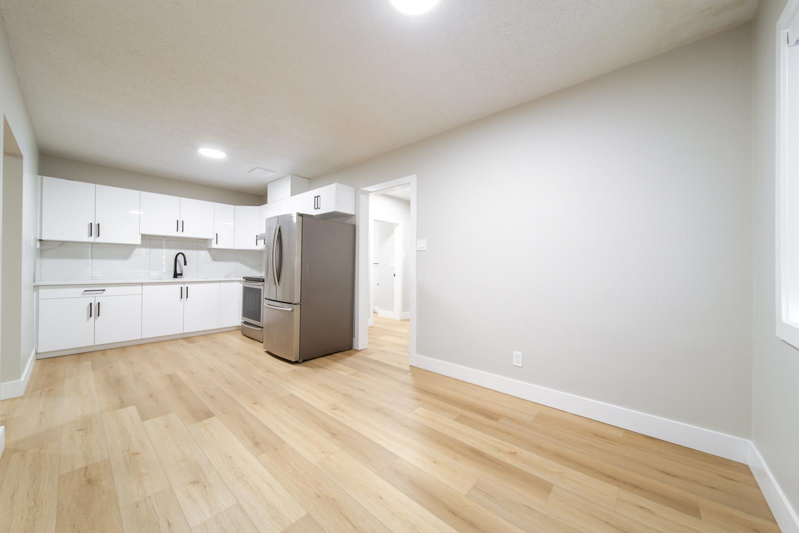 6418 132 Avenue, Edmonton, AB - Indoor Photo Showing Kitchen