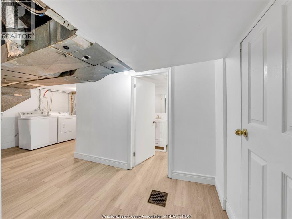 1046 Albert Road, Windsor, ON - Indoor