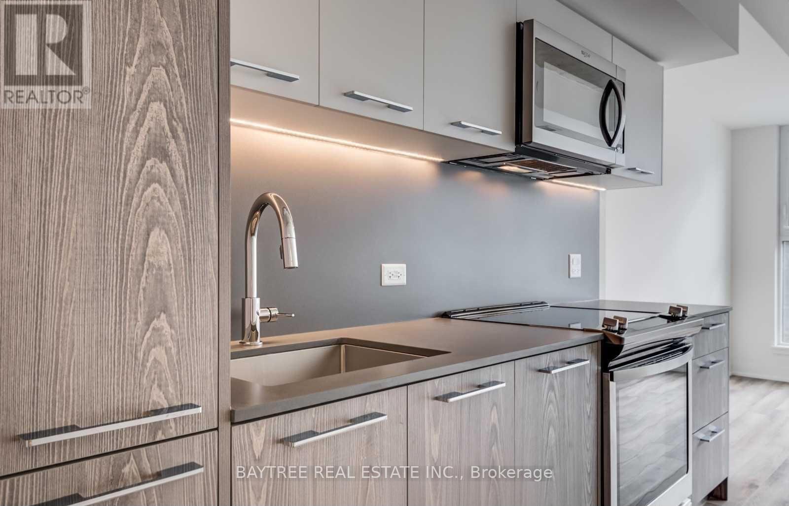 719 - 30 Baseball Place, Toronto, ON - Indoor Photo Showing Kitchen With Upgraded Kitchen