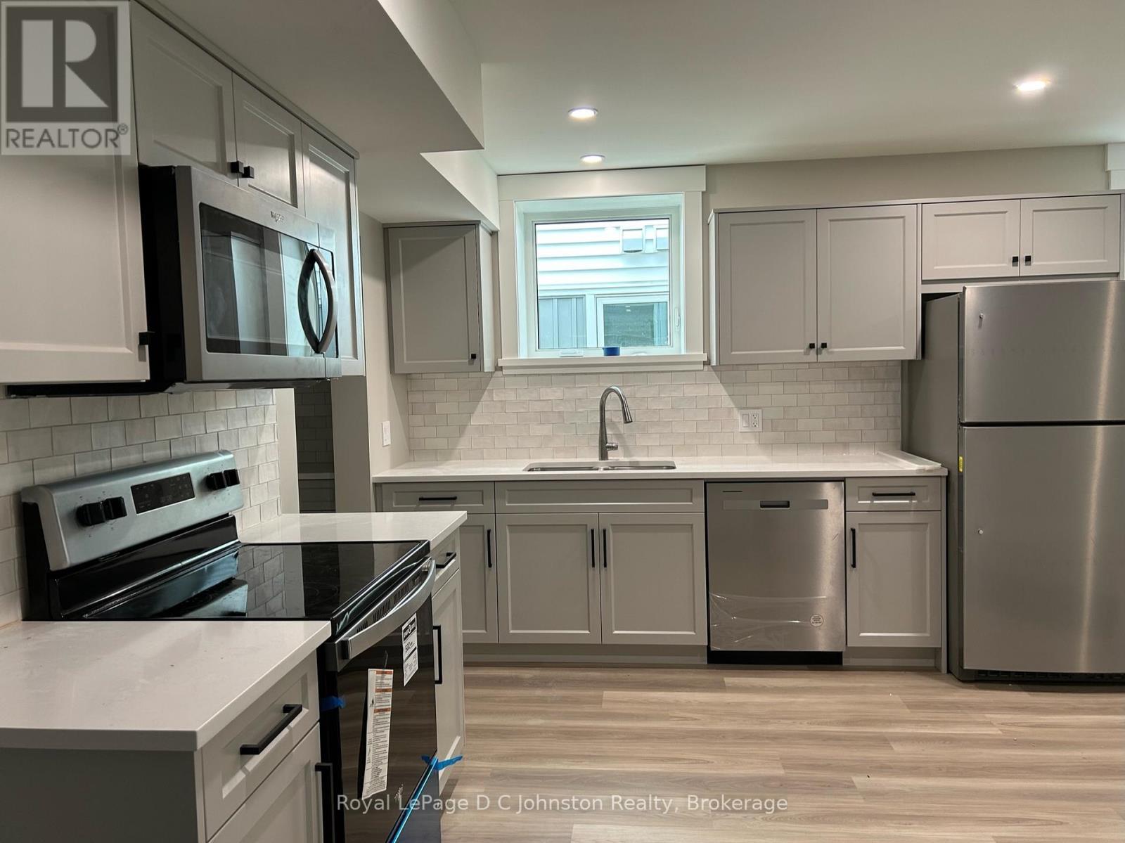 2 - 242 South Rankin Street, Saugeen Shores, ON - Indoor Photo Showing Kitchen With Double Sink With Upgraded Kitchen