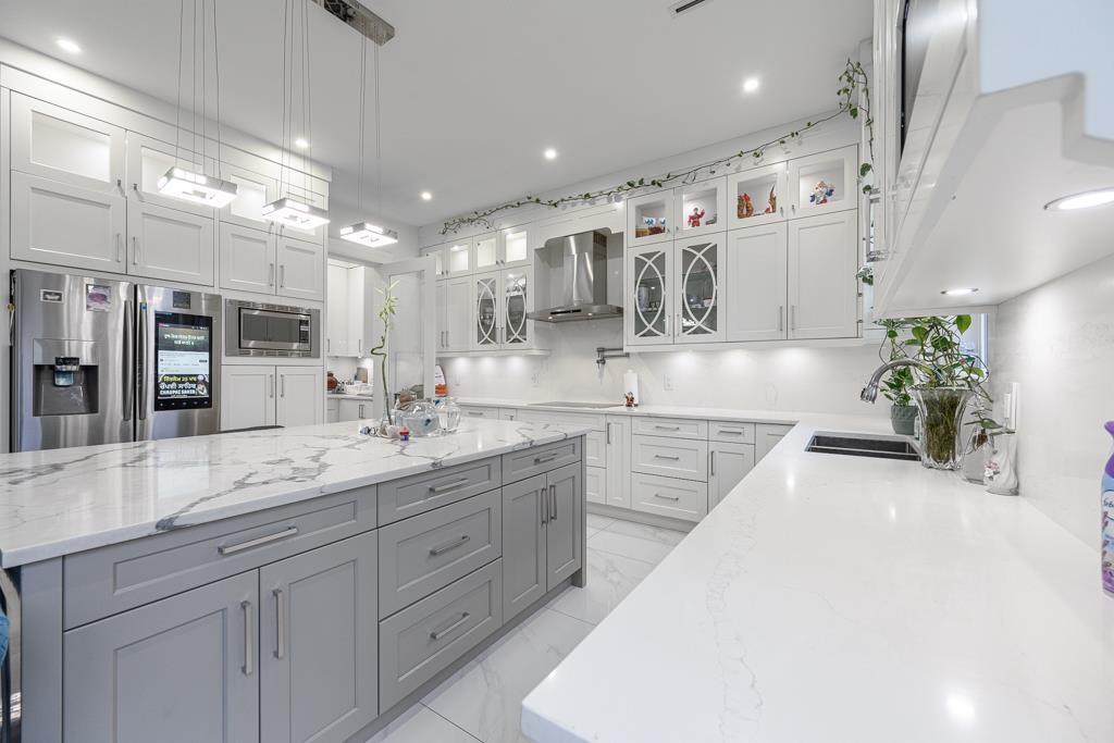 13306 90 Avenue, Surrey, BC - Indoor Photo Showing Kitchen With Double Sink With Upgraded Kitchen