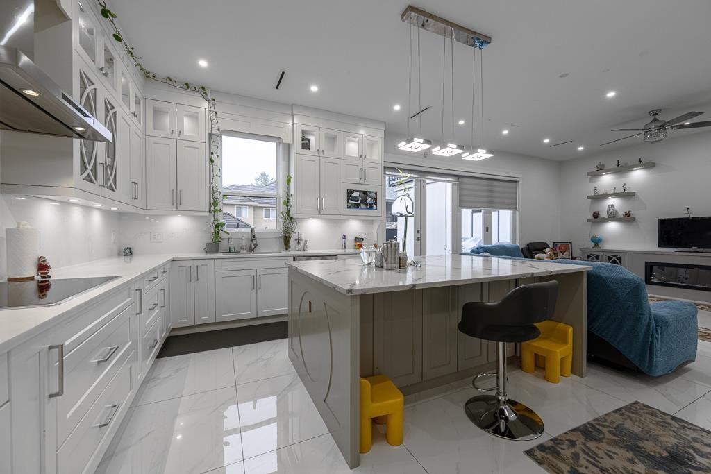 13306 90 Avenue, Surrey, BC - Indoor Photo Showing Kitchen With Upgraded Kitchen