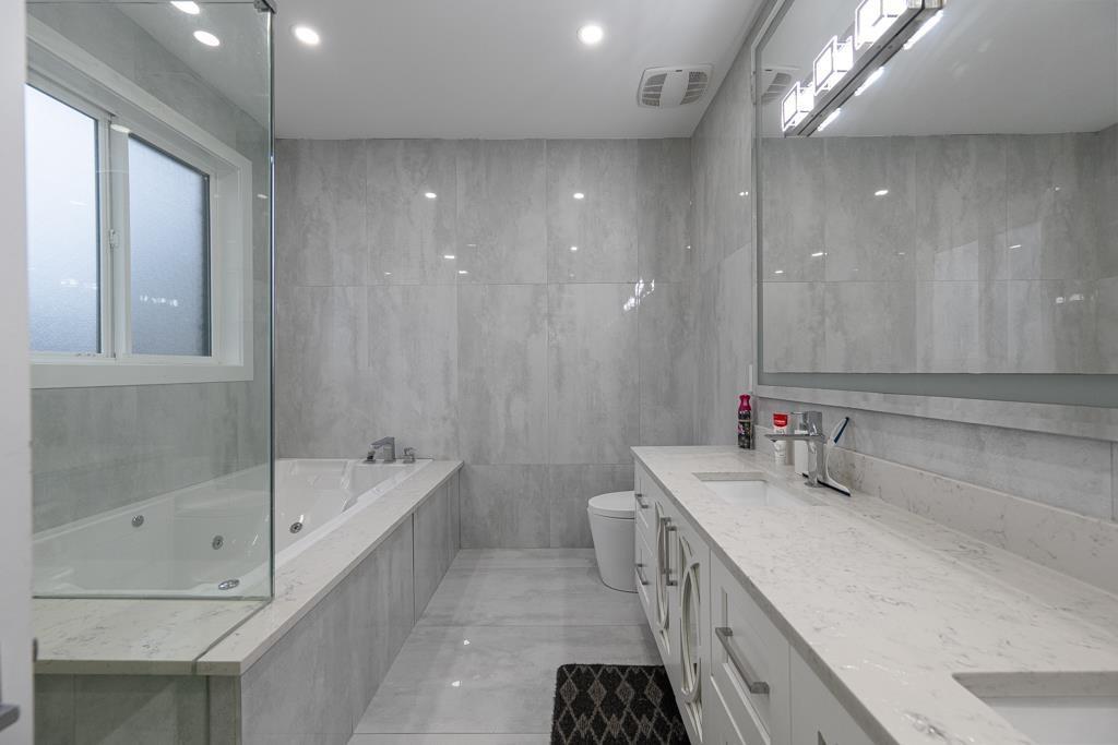 13306 90 Avenue, Surrey, BC - Indoor Photo Showing Bathroom