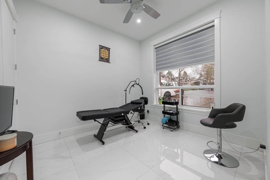 13306 90 Avenue, Surrey, BC - Indoor Photo Showing Gym Room