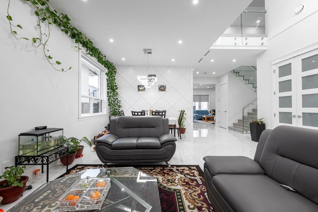 13306 90 Avenue, Surrey, BC - Indoor Photo Showing Living Room