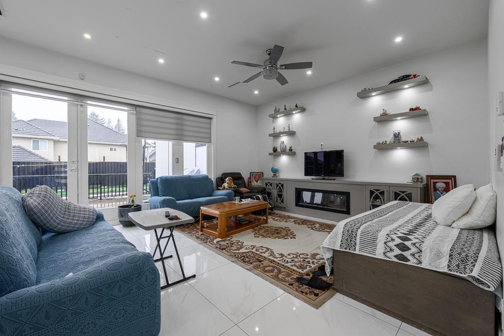 13306 90 Avenue, Surrey, BC - Indoor Photo Showing Living Room