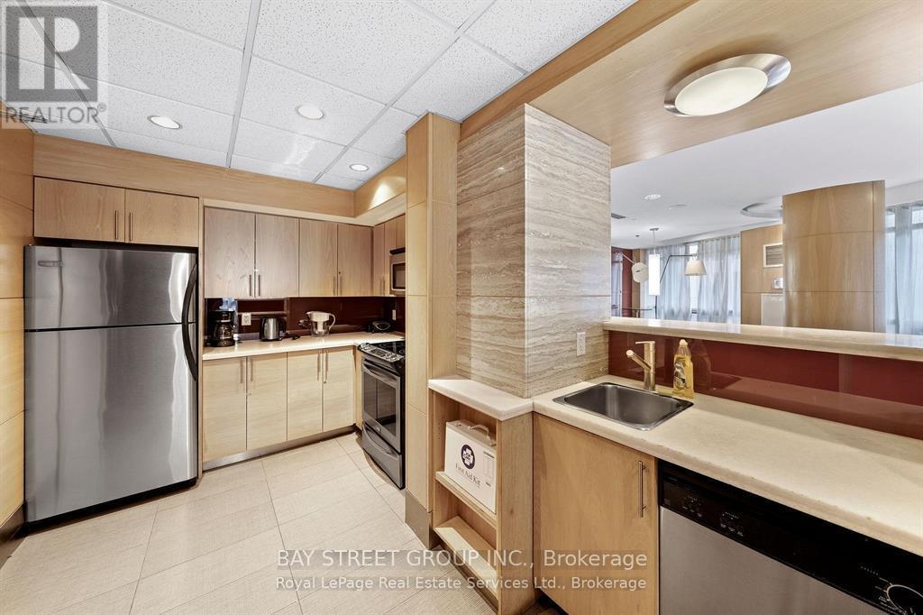 3101 - 21 Carlton Street, Toronto, ON - Indoor Photo Showing Kitchen