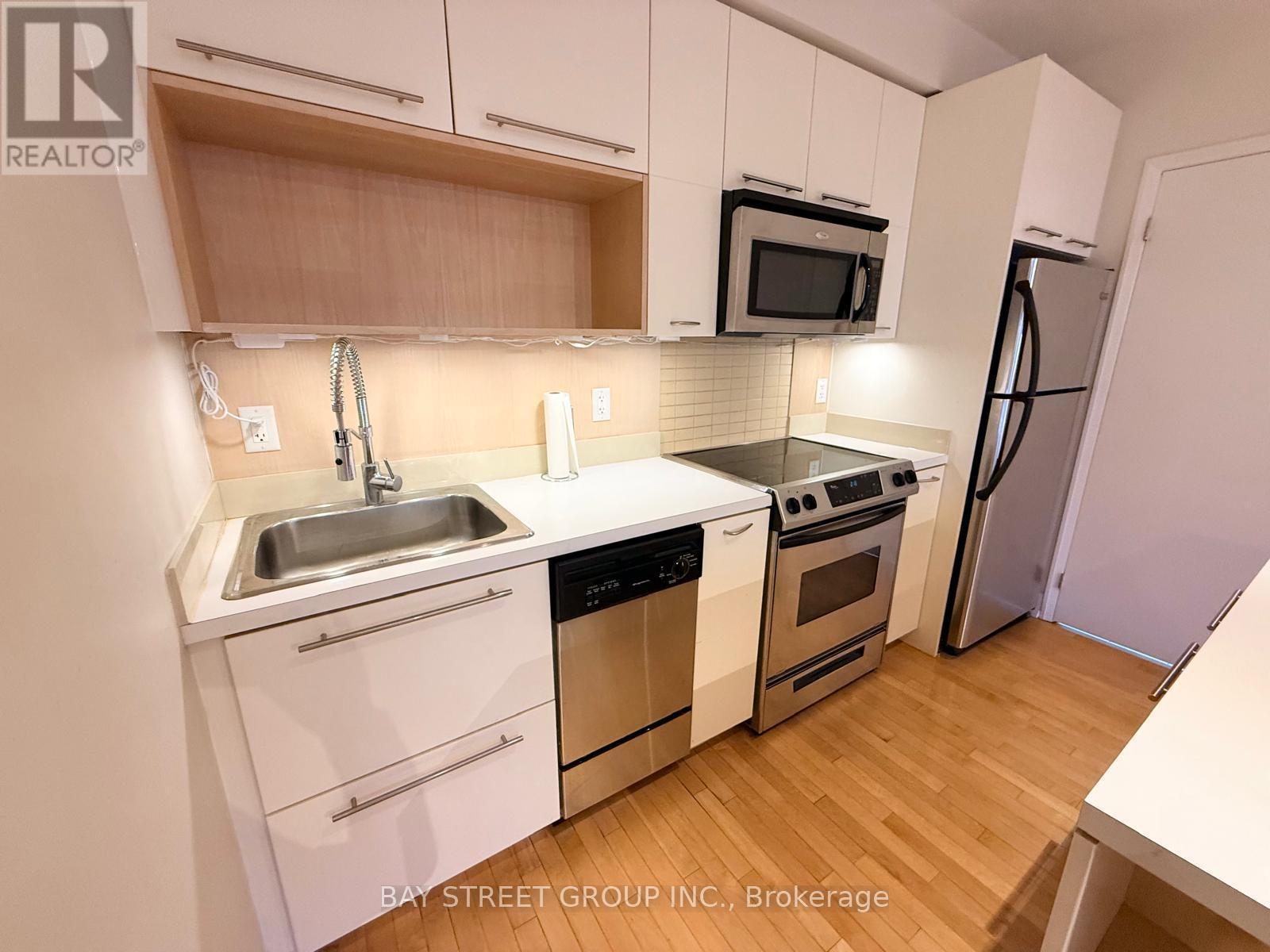 3101 - 21 Carlton Street, Toronto, ON - Indoor Photo Showing Kitchen