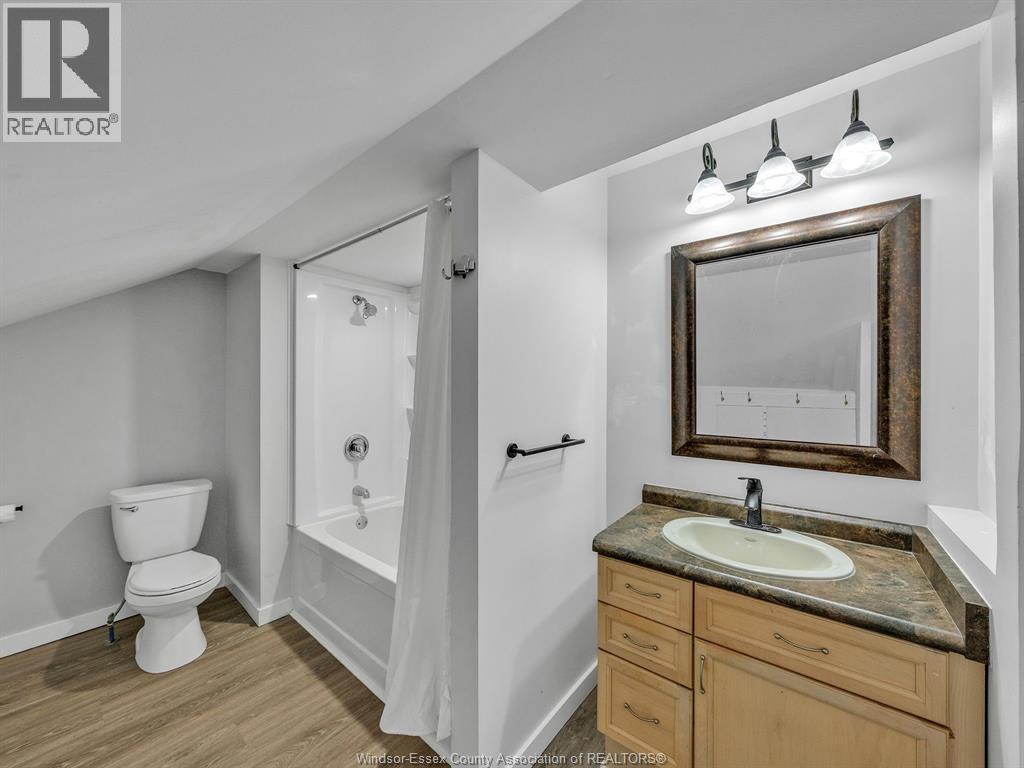 1453 Marentette, Windsor, ON - Indoor Photo Showing Bathroom