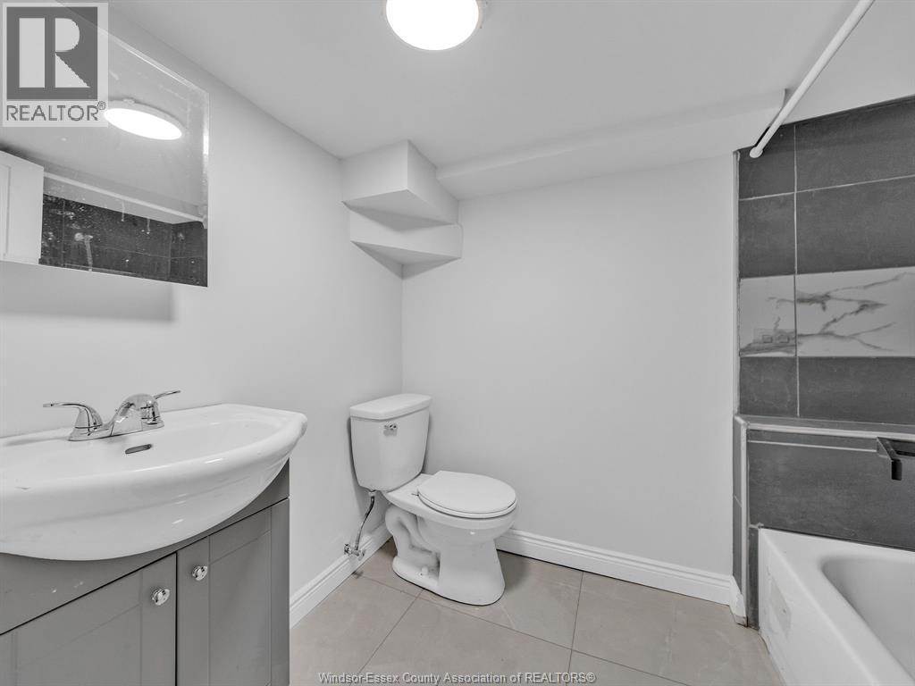 1453 Marentette, Windsor, ON - Indoor Photo Showing Bathroom
