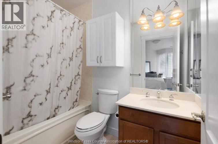 5055 Riverside Drive Unit# 201, Windsor, ON - Indoor Photo Showing Bathroom
