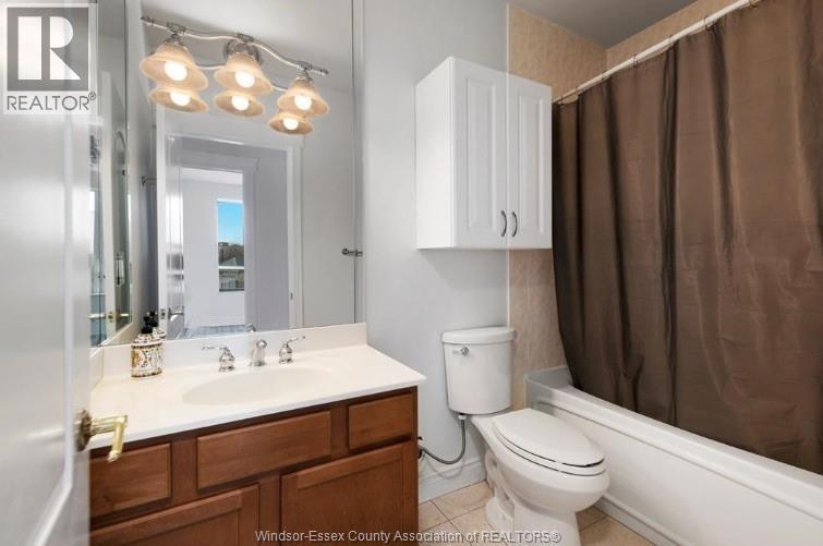 5055 Riverside Drive Unit# 201, Windsor, ON - Indoor Photo Showing Bathroom