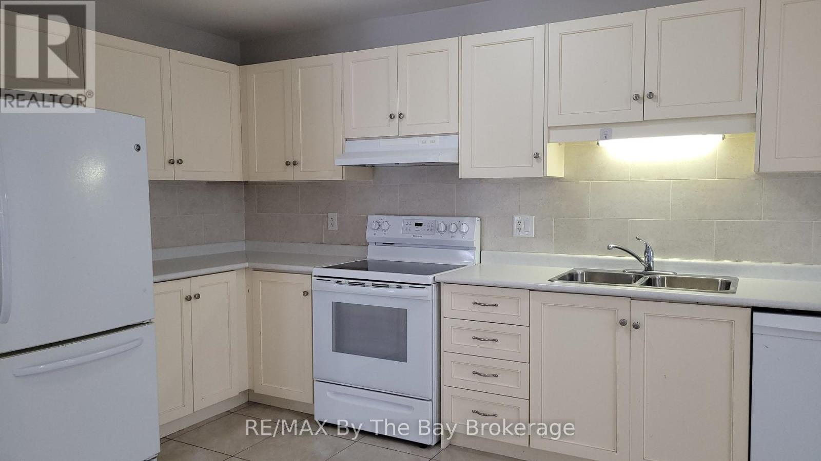 42 Tona Trail, Wasaga Beach, ON - Indoor Photo Showing Kitchen With Double Sink