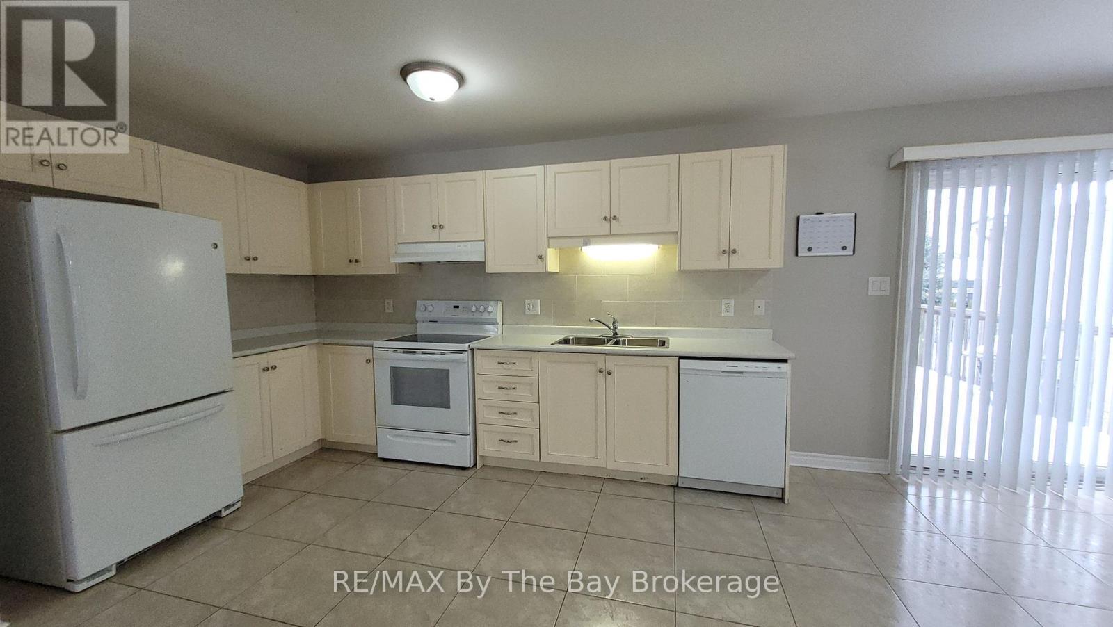 42 Tona Trail, Wasaga Beach, ON - Indoor Photo Showing Kitchen With Double Sink
