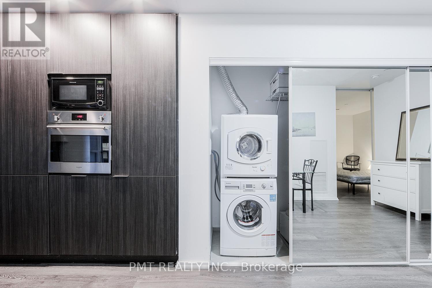 403 - 70 Temperance Street, Toronto, ON - Indoor Photo Showing Laundry Room