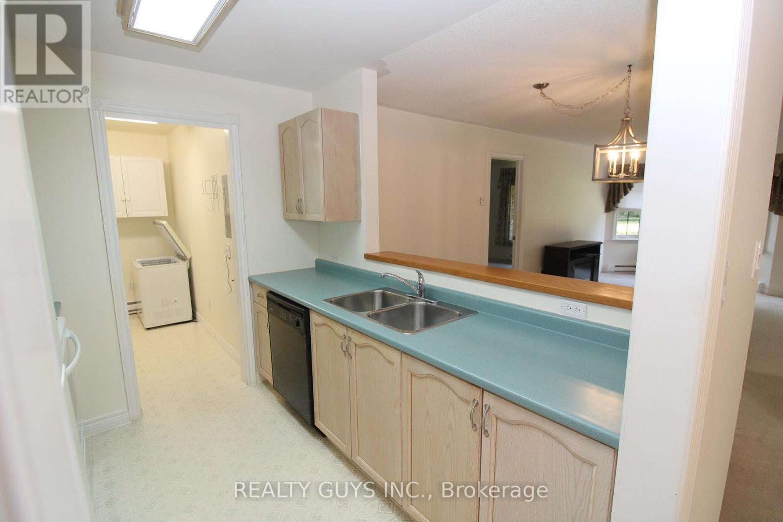 4 - 693 Whitaker Street, Peterborough (Ashburnham Ward 4), ON - Indoor Photo Showing Kitchen With Double Sink
