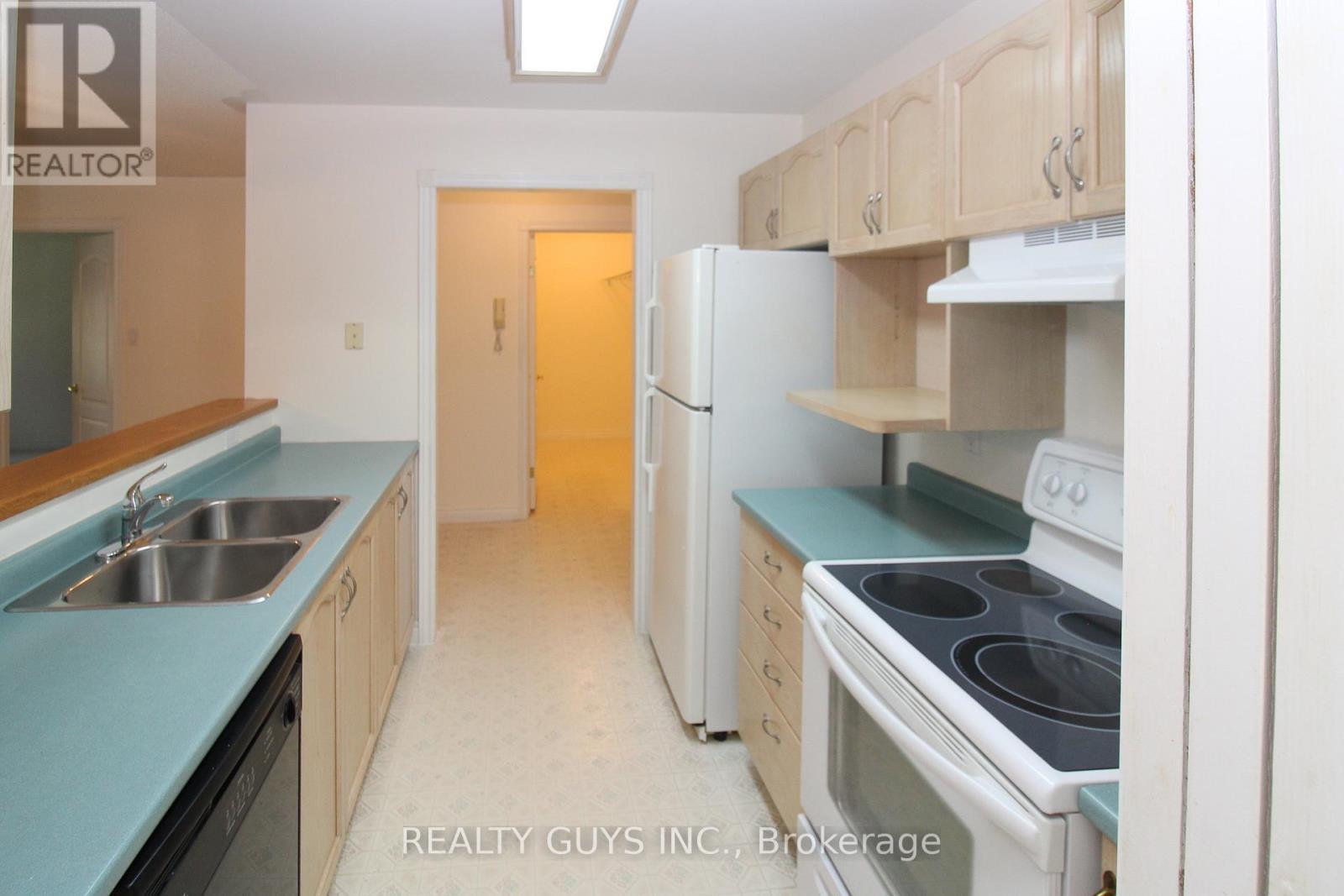 4 - 693 Whitaker Street, Peterborough (Ashburnham Ward 4), ON - Indoor Photo Showing Kitchen With Double Sink