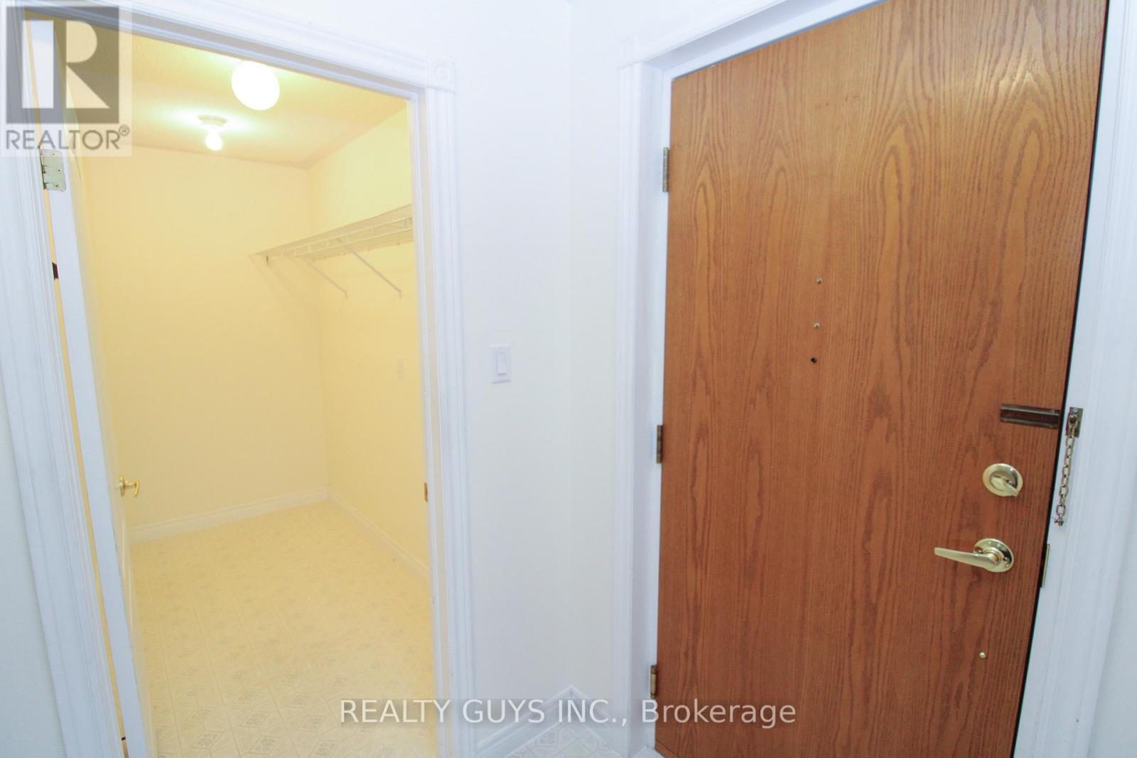 FRONT DOOR WALK IN CLOSET--PERFECT FOR SUM/WINTER - 4 - 693 Whitaker Street, Peterborough (Ashburnham Ward 4), ON -