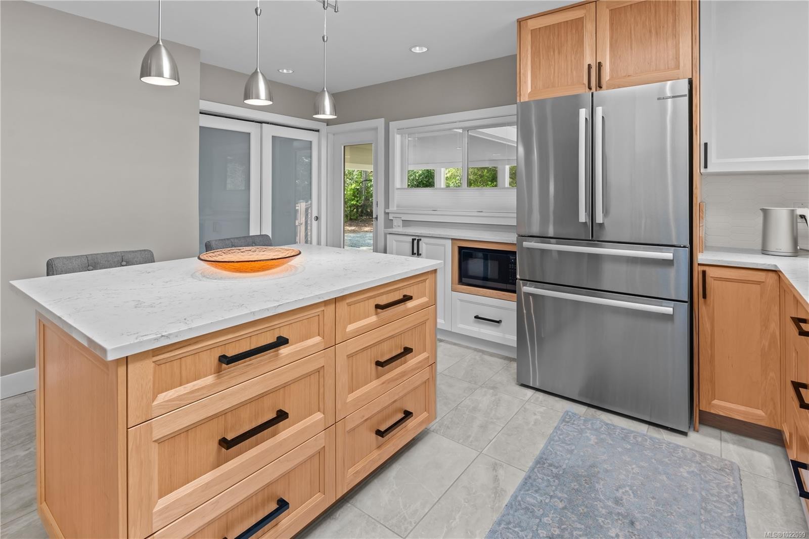 2879 Phyllis St, Saanich, BC