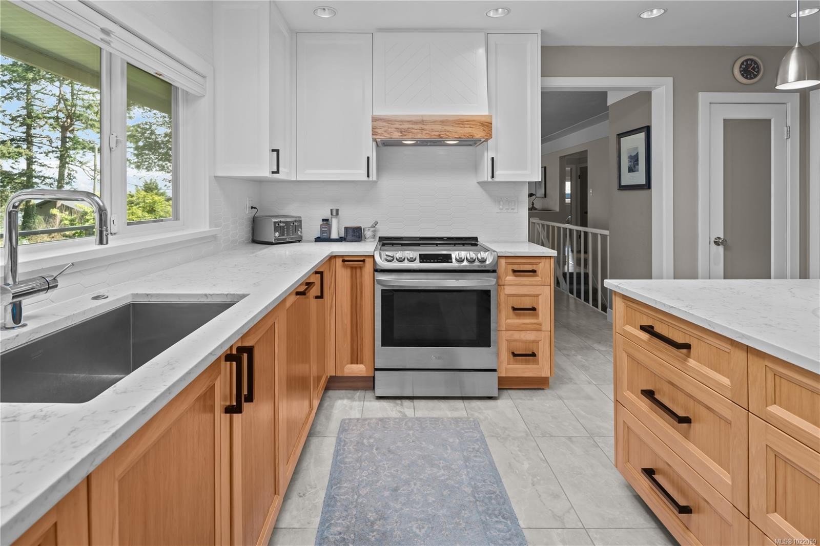 2879 Phyllis St, Saanich, BC